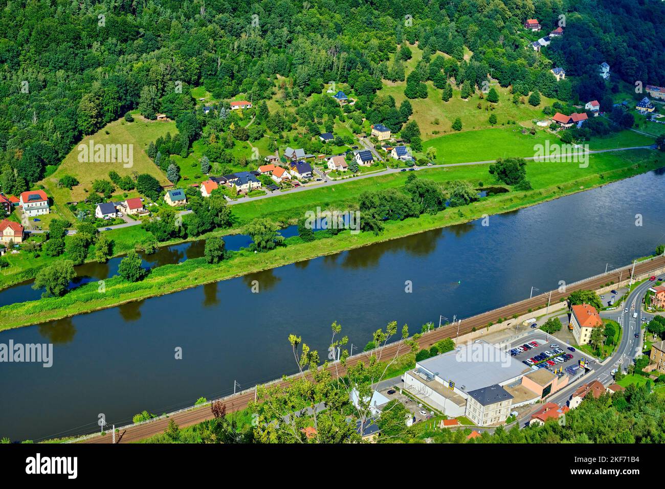 Vista aérea de una parte de la ciudad de Koenigstein y el río Elba, Suiza sajona, Sajonia, Alemania, 9 de agosto, 2021. Luftansicht eines Teils der S. Foto de stock