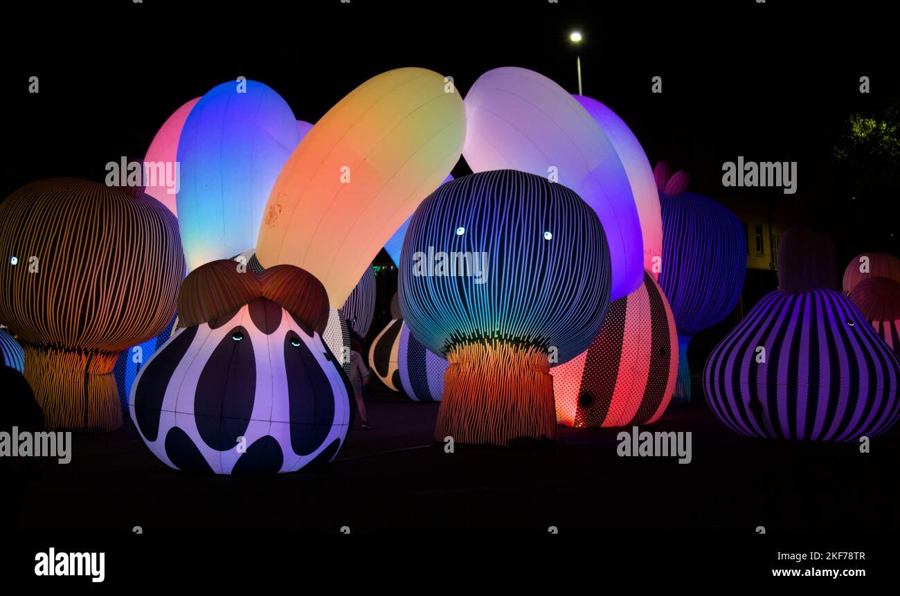 Gente viendo una instalación de arte iluminado de criaturas explosivas llamada Airship Orchestra por ENESS, Bournemouth Reino Unido Foto de stock