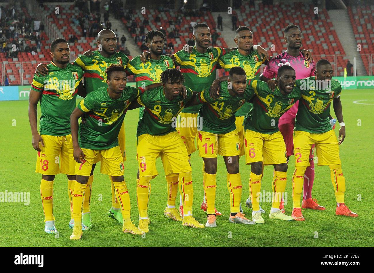 Orán. 17th de Nov de 2022. Los principiantes de Mali posan para una foto de grupo antes del partido amistoso entre Argelia y Mali en el estadio Miloud Hadefi en Oran, Argelia, 16 de noviembre de 2022. Crédito: Noticias en Vivo de Xinhua/Alamy Foto de stock