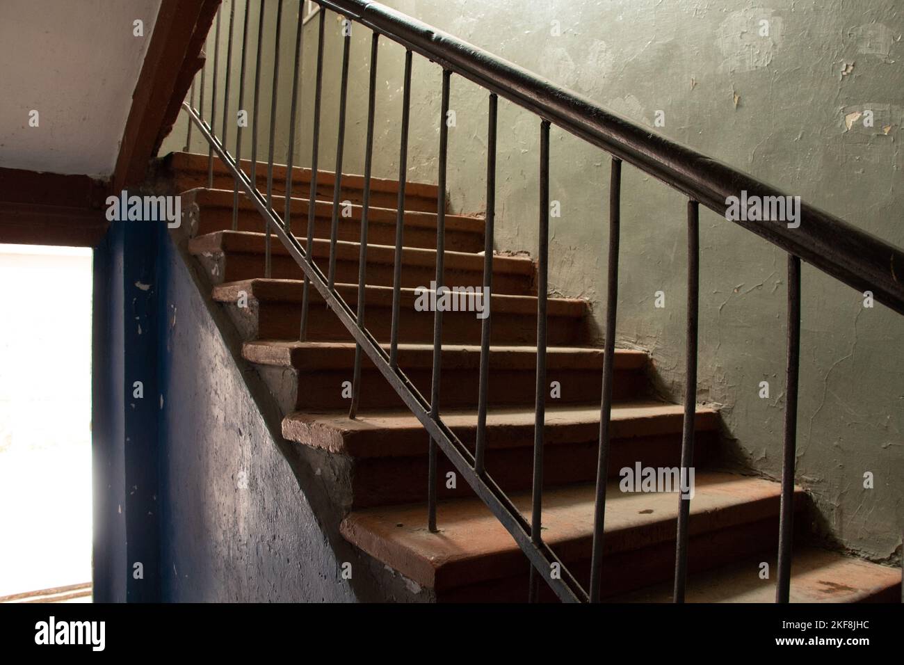 Buscando un hogar escalera con pasamanos de hierro forjado, barandas de  madera y pisos de madera en toda la casa Fotografía de stock - Alamy