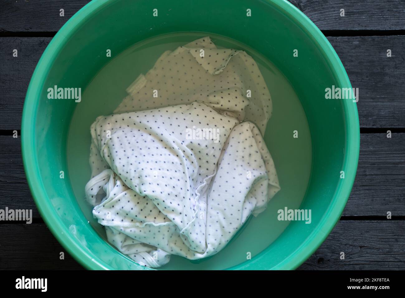 Lavar la ropa a mano fotografías e imágenes de alta resolución - Alamy