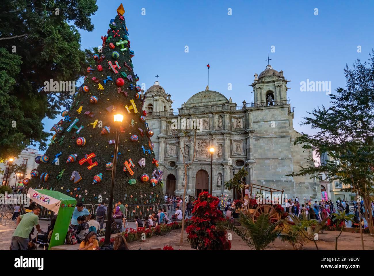 Un árbol de Navidad delante de la catedral con muchedumbres celebrando