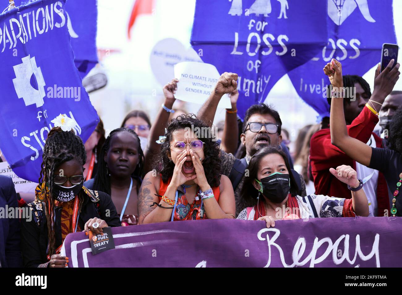 Activistas climáticos participan en una protesta durante la cumbre climática del COP27, en Sharm el-Sheikh, Egipto, el 17 de noviembre de 2022. REUTERS/Mohamed Abd El Ghany Foto de stock