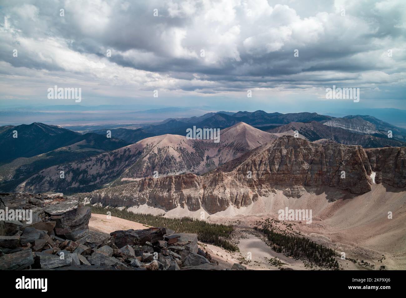 La cordillera de Snake Mountain en Nevada vista hacia el sur desde la cumbre de Wheeler Peak en el Parque Nacional Great Basin. Nubes tormentosas están en el cielo encendido Foto de stock