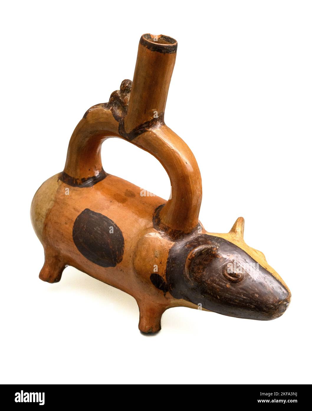 Jarrón o maceta zoomórfica de cerámica que representa un conejo Cui del reino Chimor o cultura Chimu del Perú. Horizonte Intermedio Tardío, entre 1000 Foto de stock