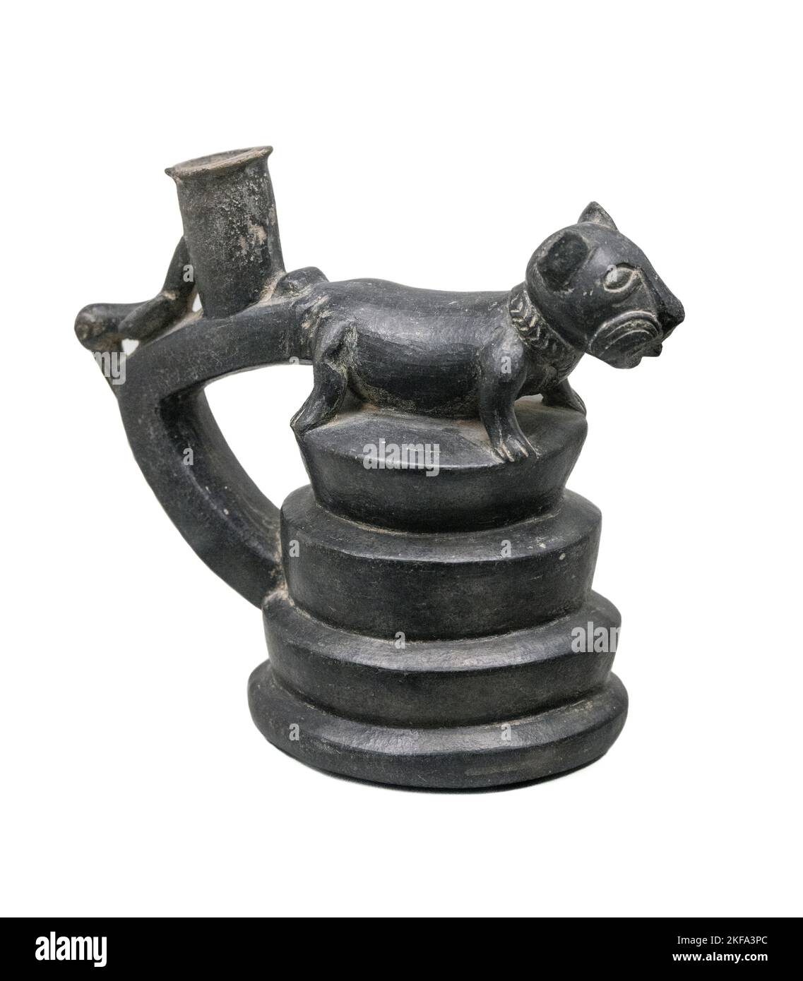 Jarrón o maceta zoomórfica de cerámica que representa a un gato en un templo del reino Chimor o cultura Chimú del Perú. Entre 1100 y 1400 dC Foto de stock