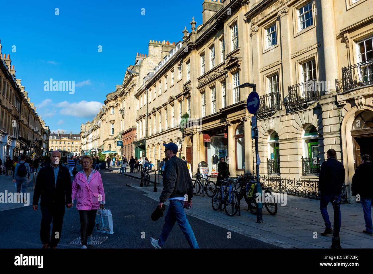 Gente de compras en Milsom Street, Bath, Somerset, Reino Unido Foto de stock
