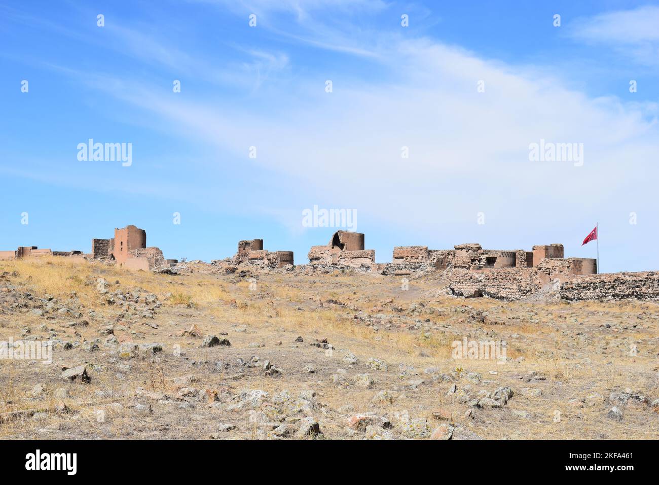 KARS, TURQUÍA - 15 DE SEPTIEMBRE de 2022: Vista del castillo y las murallas en las ruinas de Ani, una ciudad armenia medieval en el este de Turquía. Foto de stock