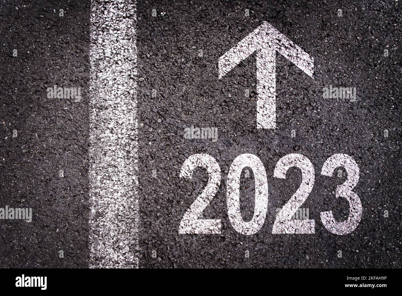 Dirección 2023 escrita en asfalto de fondo de carretera, año nuevo de la ilustración de objetivos de negocio Foto de stock