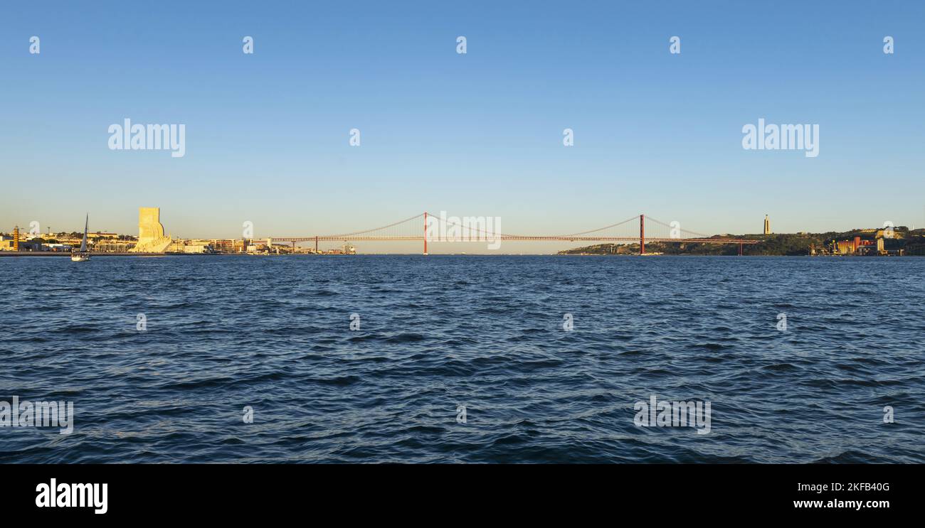 Puente 25 de Abril en Lisboa Foto de stock