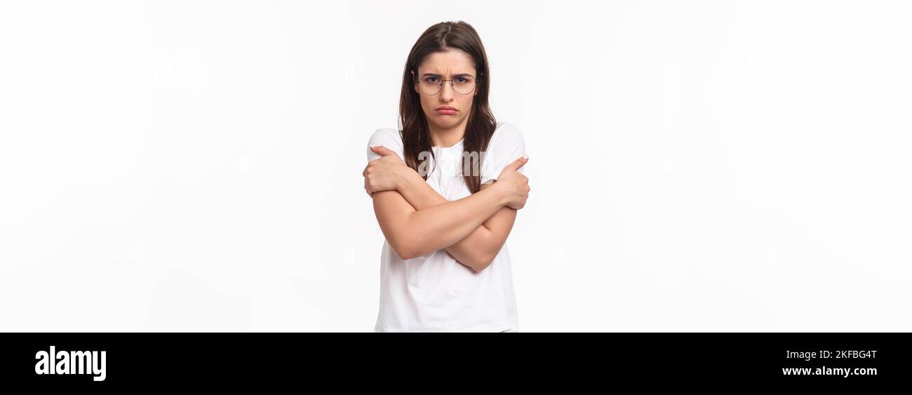 Retrato de cintura arriba de una mujer disgustada y reacia se siente insultada e insegura, malestar como estar cerca de la persona borracha, no me toque, no se quede, mira Foto de stock