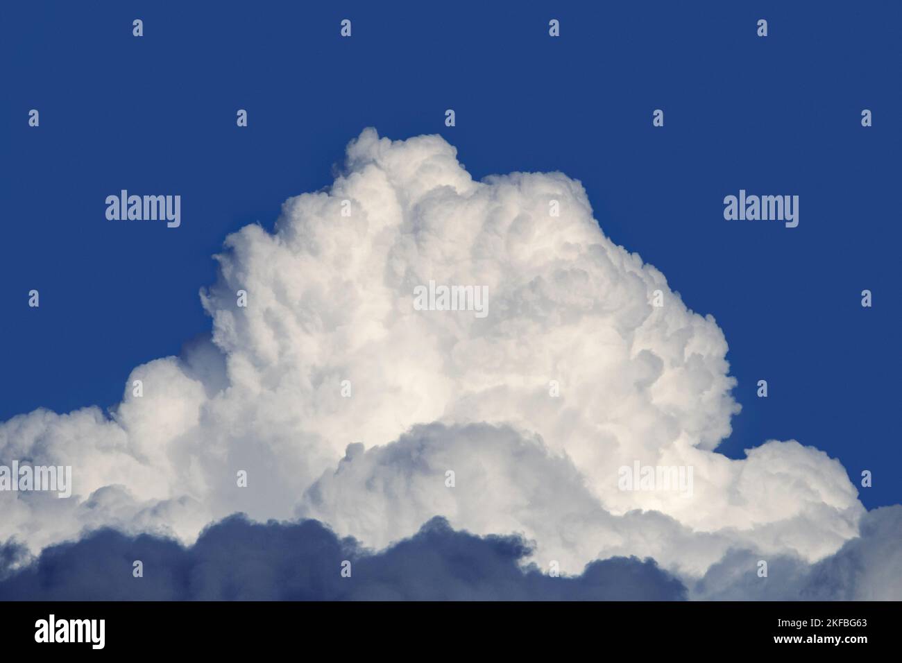 Cumulus congestus nube / cúmulos altísimos que se desarrollan en el cielo, capaces de producir turbulencias severas y lluvias de intensidad pesada Foto de stock