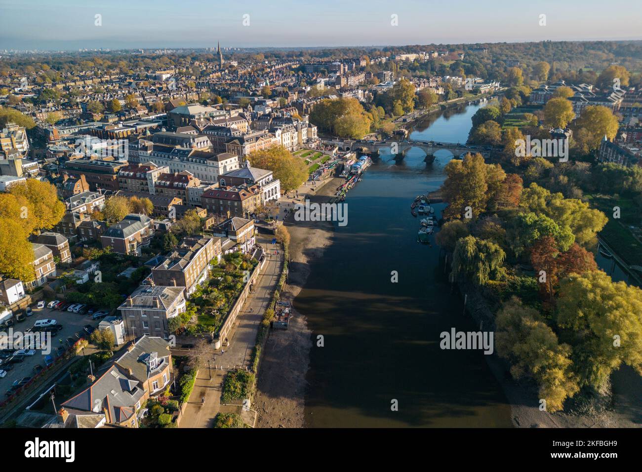 Vista aérea del río Támesis y Richmond Riverside, Richmond, Londres, Reino Unido. Foto de stock
