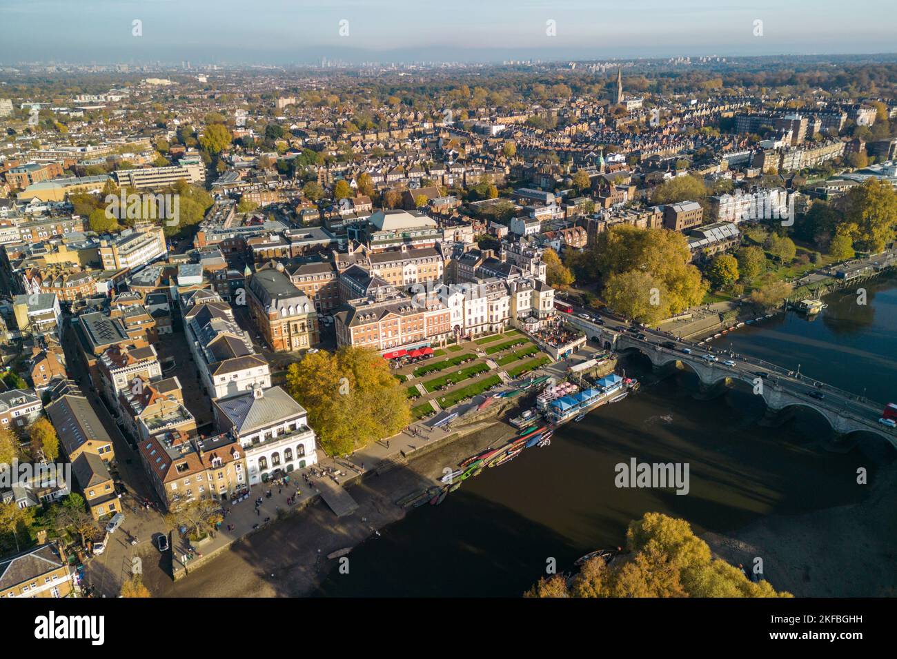 Vista aérea del río Támesis y Richmond Riverside, Richmond, Londres, Reino Unido. Foto de stock