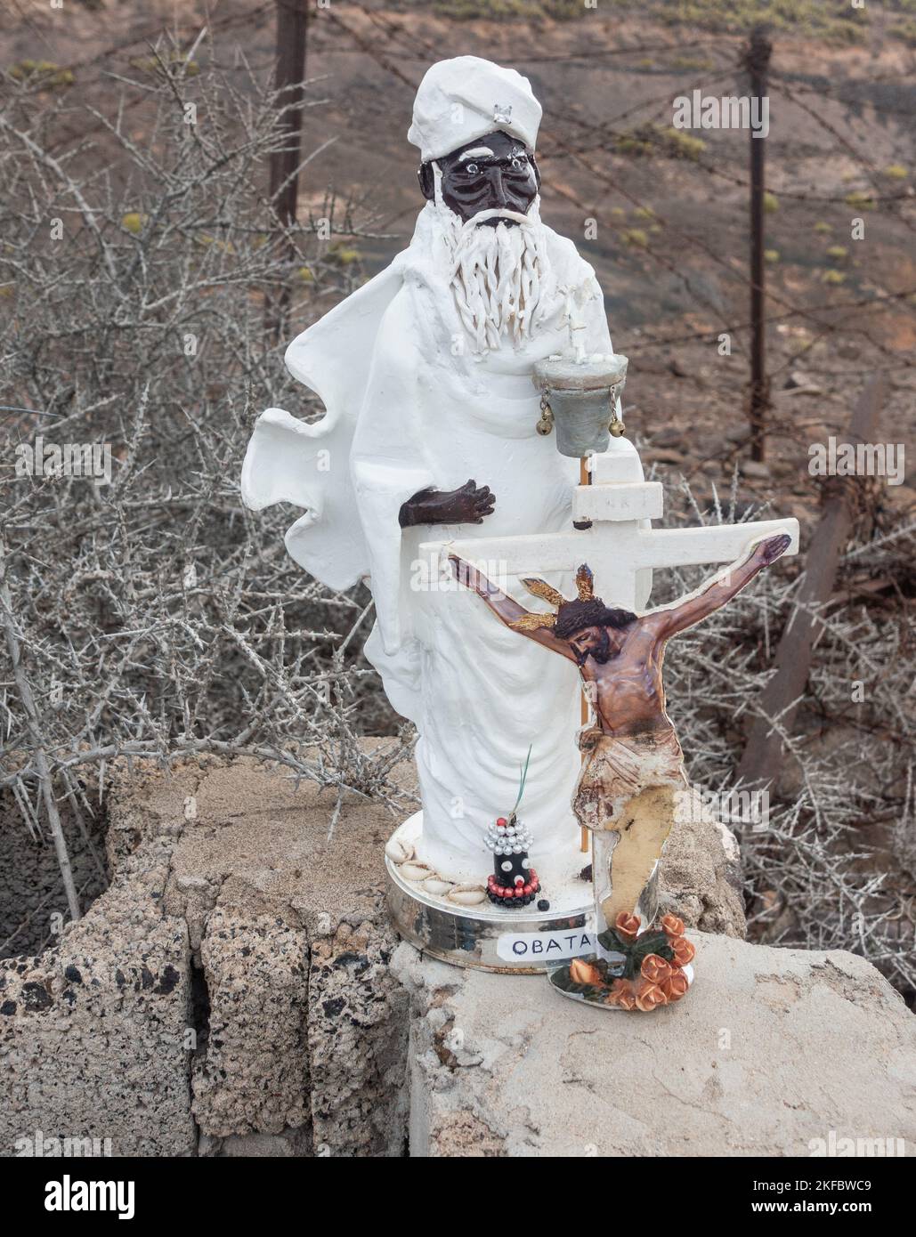 Pequeñas estatuas de Obatala y Jesucristo en la carretera. En la fe de