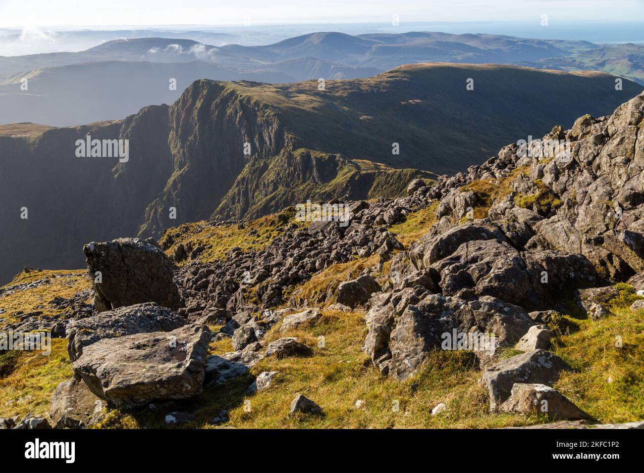 Mirando a craig cau de Cader Idris Foto de stock