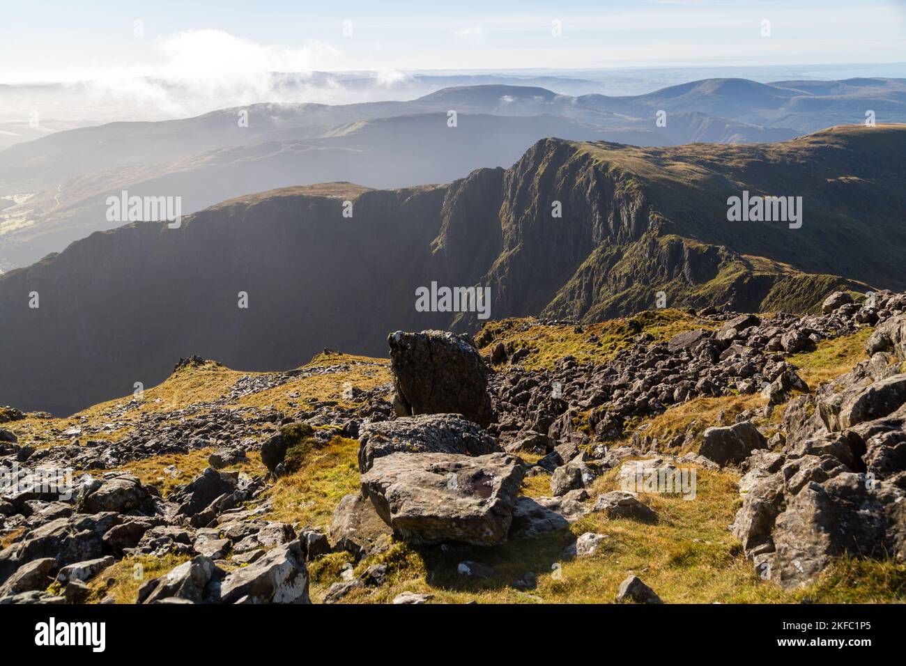 Mirando a craig cau de Cader Idris Foto de stock