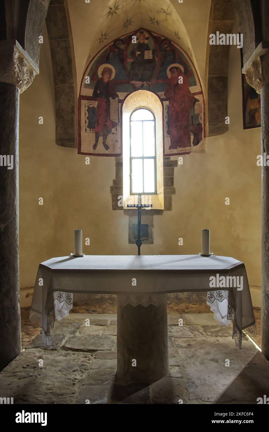 Fossacesia - Abruzzo - Iglesia medieval de San Giovanni in Venere: Interior de la cripta Foto de stock