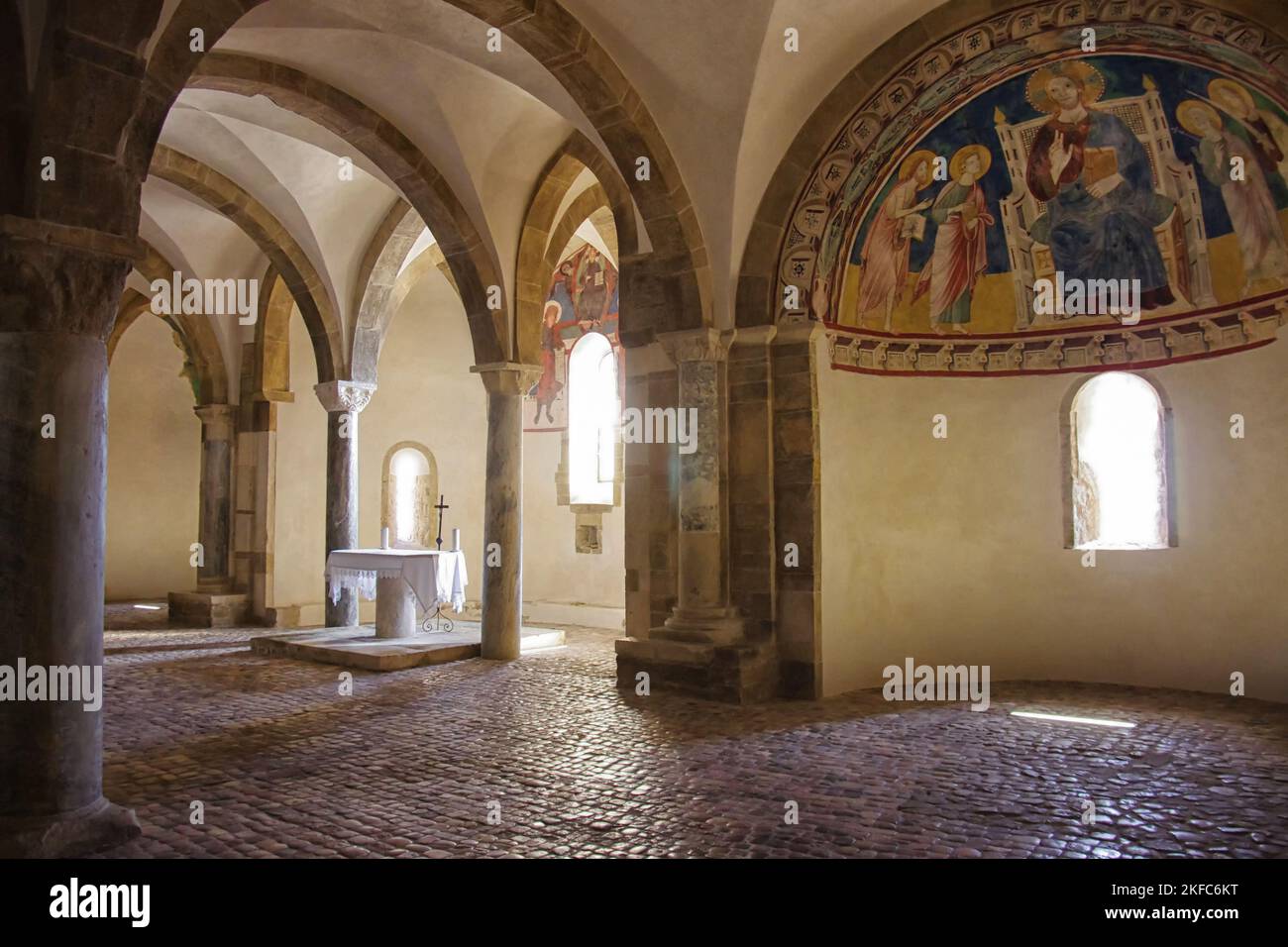 Fossacesia - Abruzzo - Iglesia medieval de San Giovanni in Venere: Interior de la cripta Foto de stock