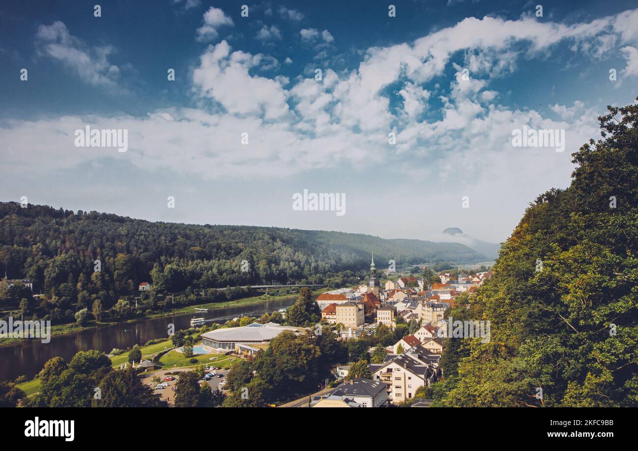 Hermoso paisaje en la Suiza sajona. Vista del Elba en dirección a Bad Schandau con el famoso Schrammsteinen. Foto de stock