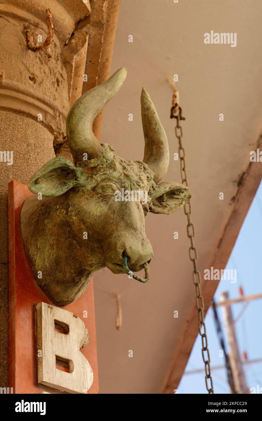 Cabeza de toros tallada fotografías e imágenes de alta resolución - Alamy