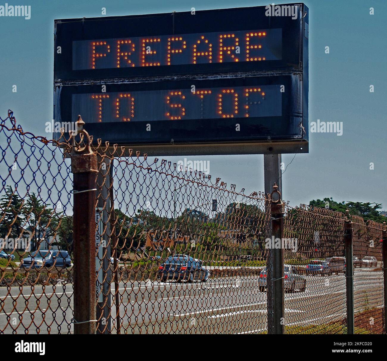 Señal electrónica de preparación para parar en una carretera en California Foto de stock