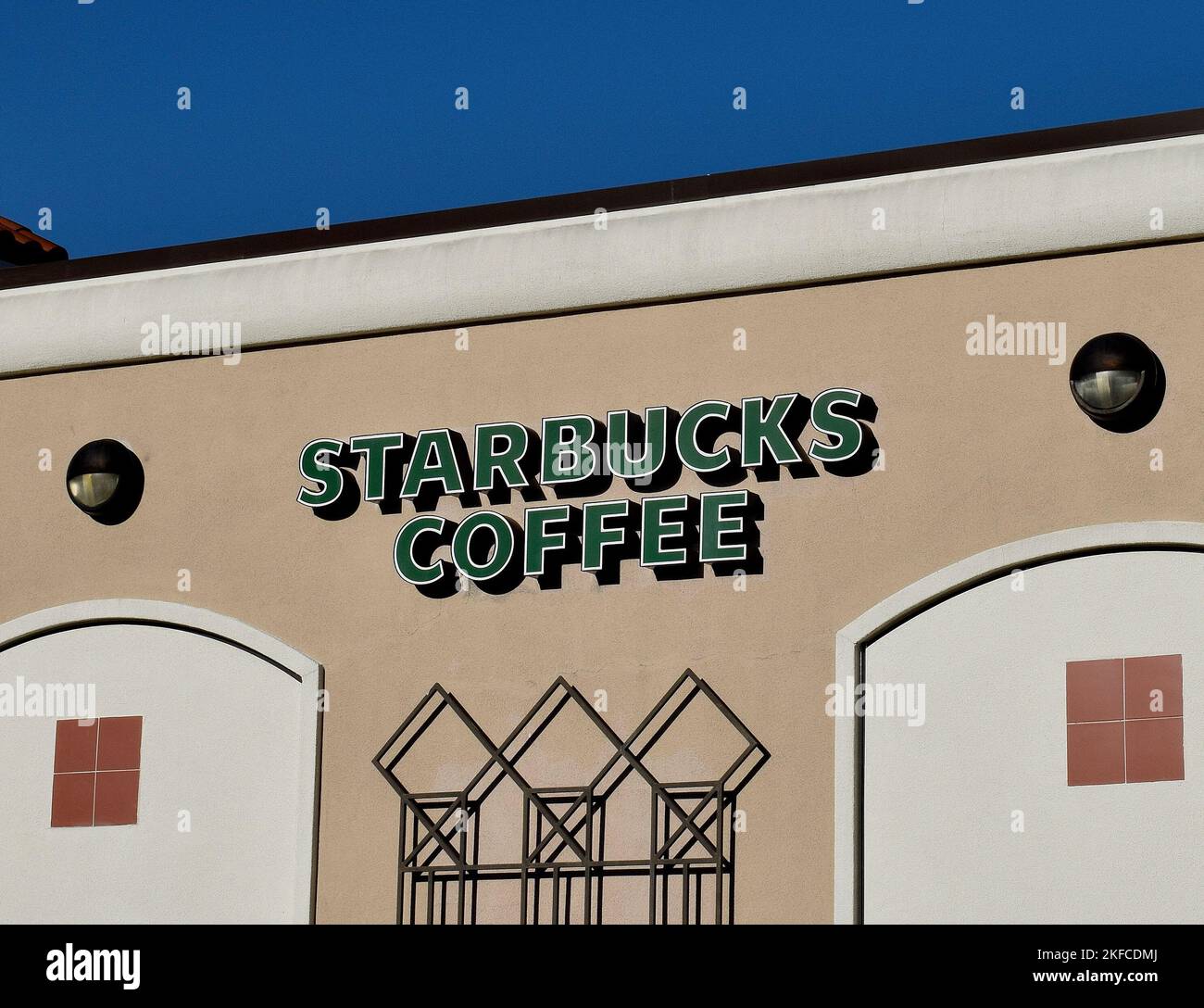 Cartel de la cafetería Starbucks en California Foto de stock