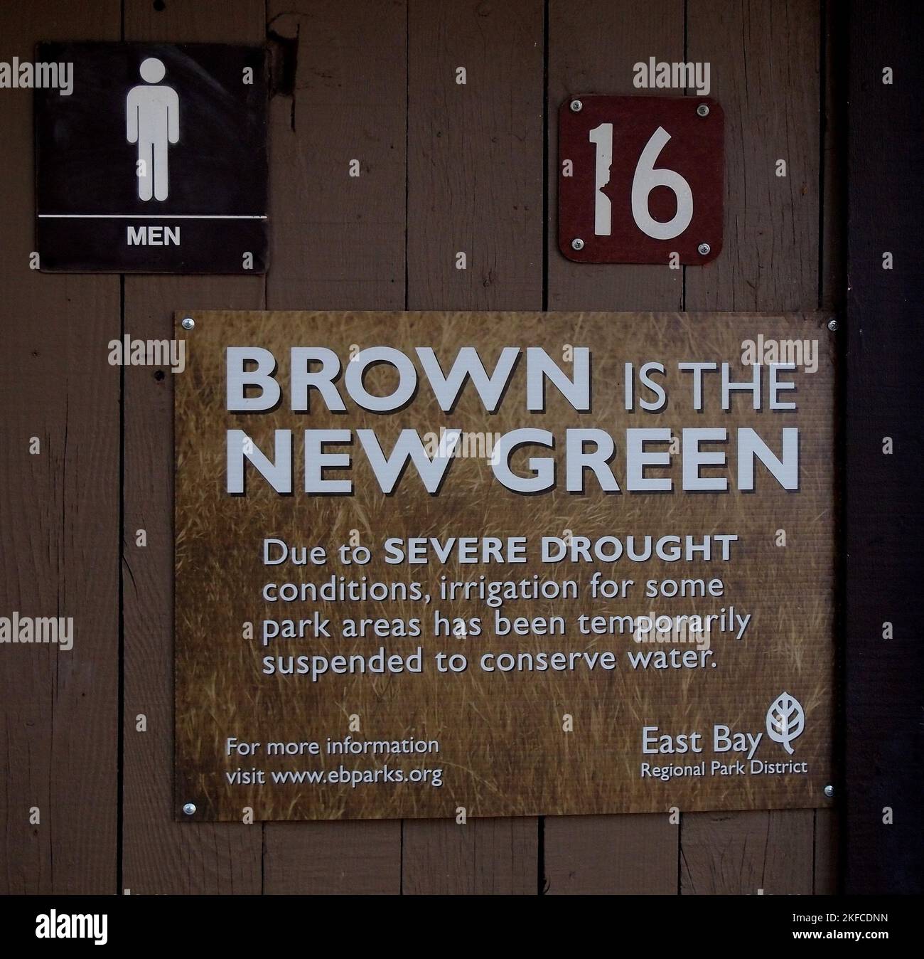 El marrón es el nuevo verde debido a las condiciones severas del tiro en un parque regional de la bahía del este, California Foto de stock