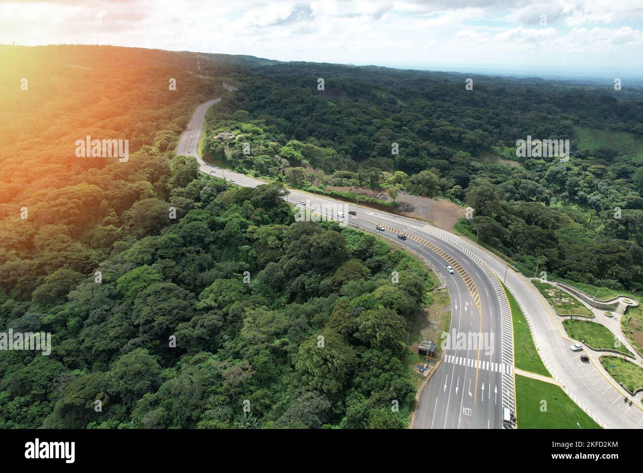 Montaña centroamericana carretera vista aérea drone en día soleado brillante Foto de stock