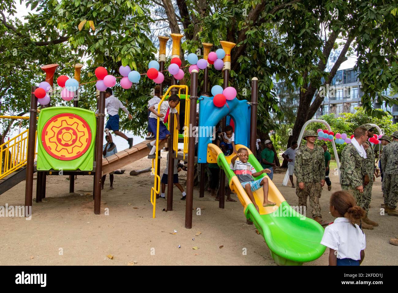 HONIARA, Salomón (Sept 9, 2022) – Los niños locales juegan en el patio de recreo recientemente renovado, construido por el Batallón de Construcción Anfibia Uno, en Rove Park durante Pacific Partnership