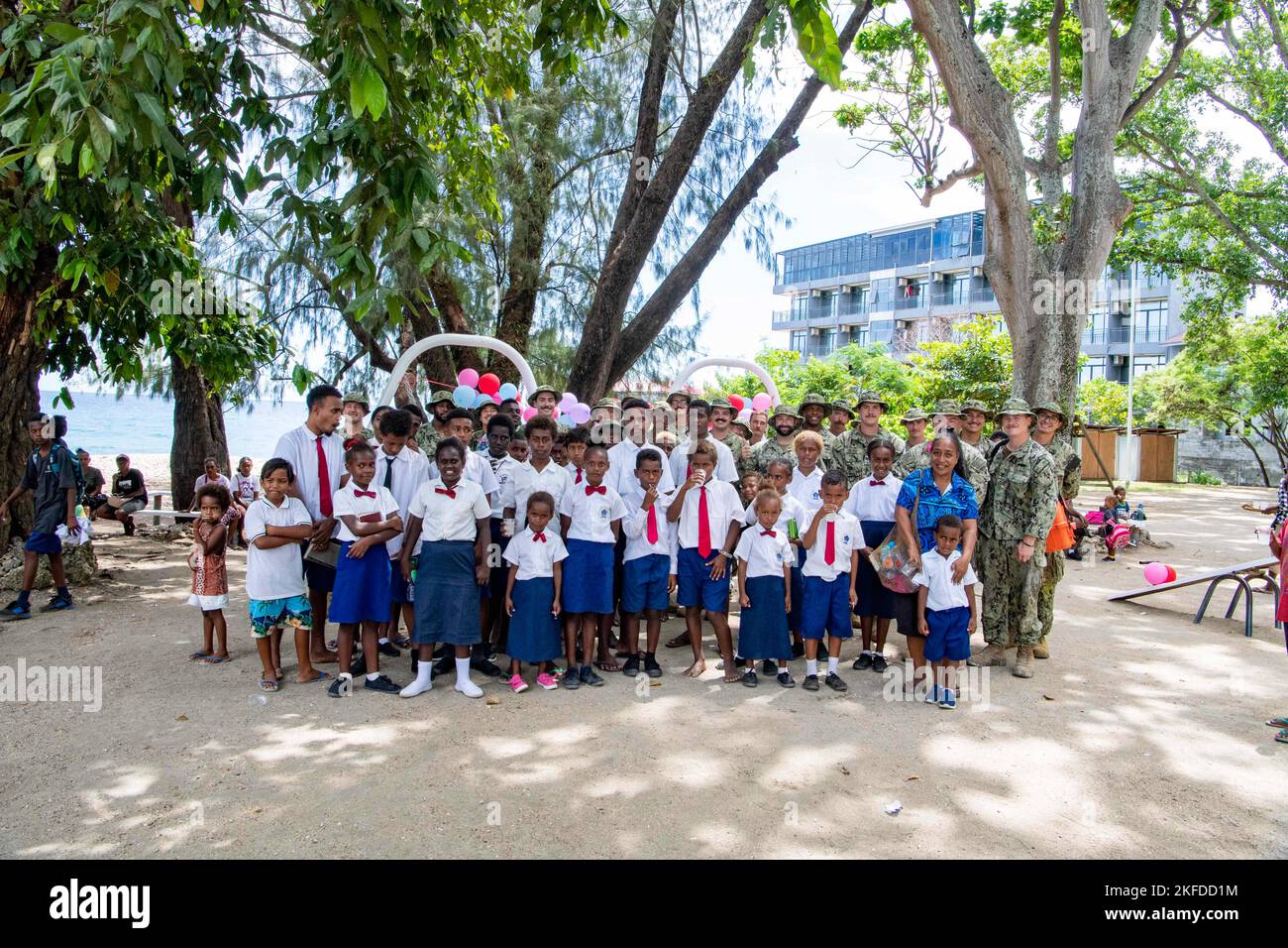 HONIARA, Islas Salomón (Sept 9, 2022) – Batallón Anfibio de Construcción Un  Seabees, niños y maestros locales posan para una foto durante la ceremonia  de corte de cinta en celebración del recién