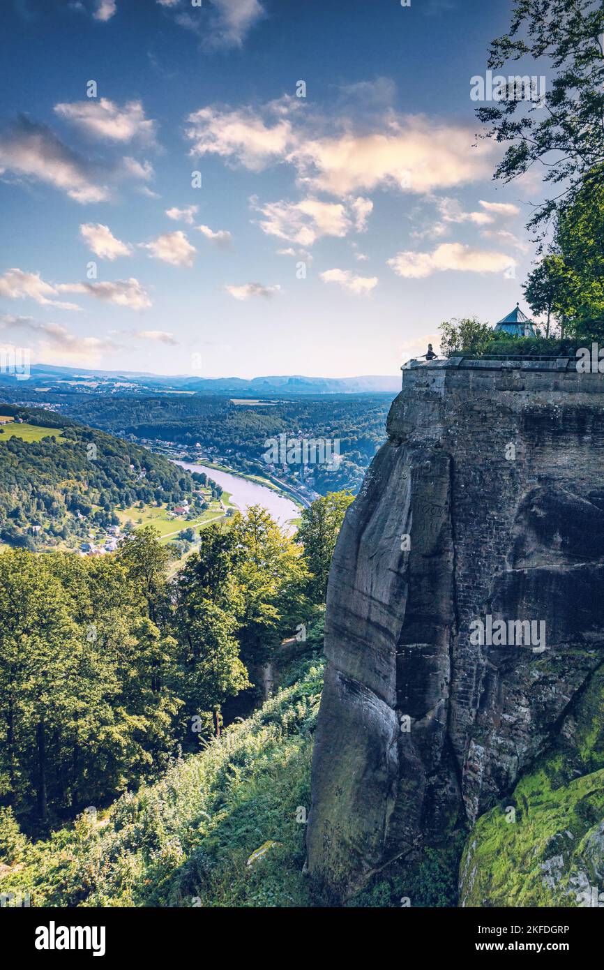 La Fortaleza de Königstein es una de las fortalezas de montaña más grandes de Europa y está situada en la Montaña de la Mesa del mismo nombre. Paisaje Foto de stock