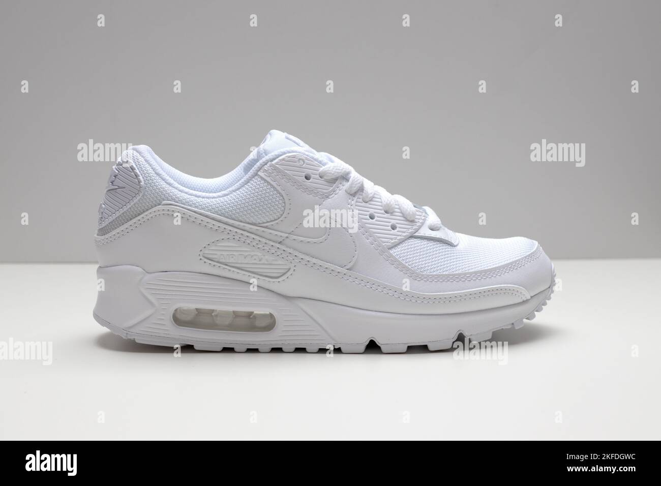 Un primer plano de unas sneakers Nike Air Max 90 de triple color blanco  Fotografía de stock - Alamy