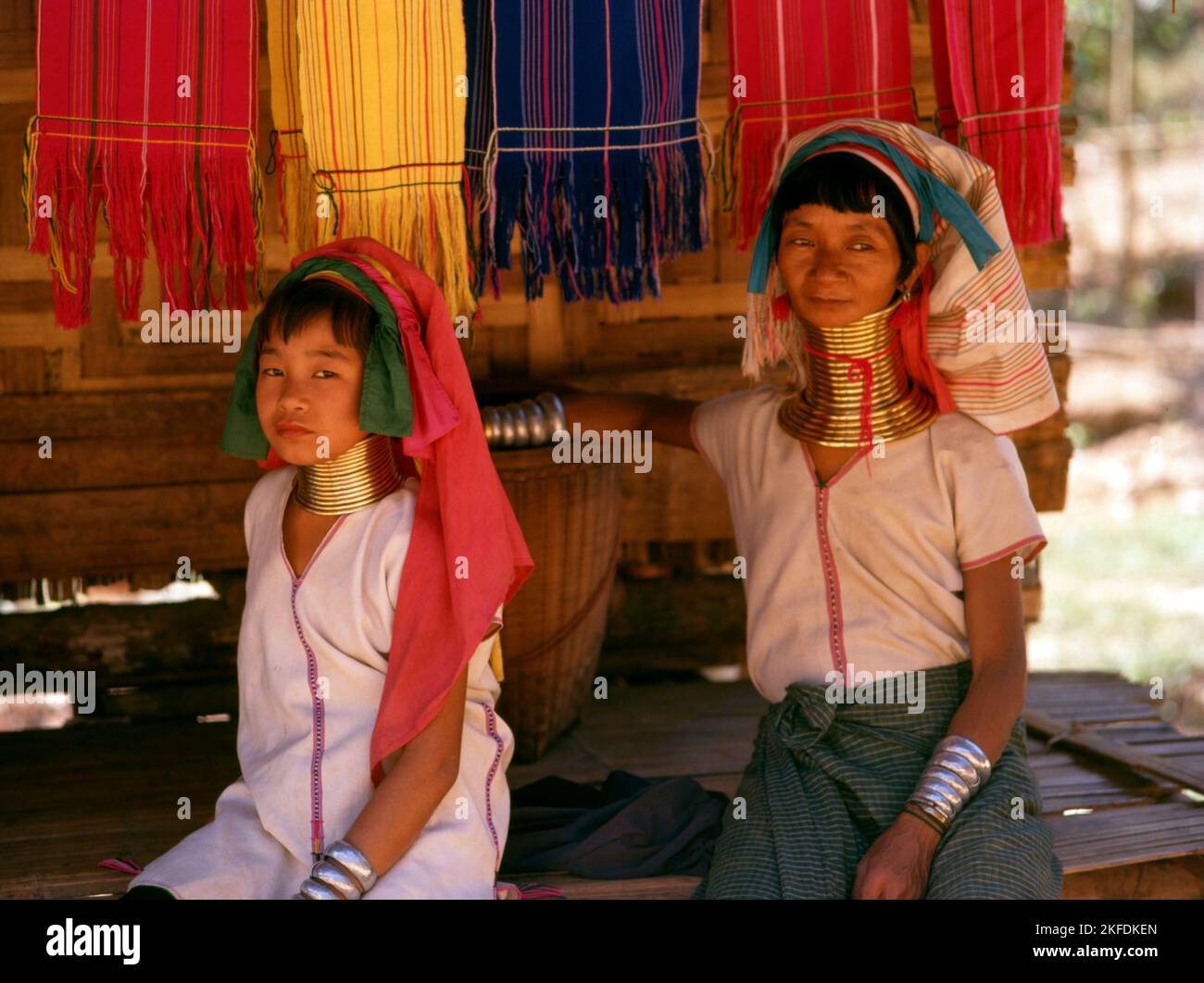 Tailandia: Padaung (Karen de cuello largo) mujer y niño, aldea cerca de Mae Hong Son. Los Padaung o Kayan Lahwi o Karen de cuello largo son un subgrupo de los Kayan, una mezcla de Lawi, Kayan y varias otras tribus. Kayan es un subgrupo de la población Karen Roja (Karenni), una minoría étnica Tibeto-Burman de Birmania (Myanmar). Foto de stock