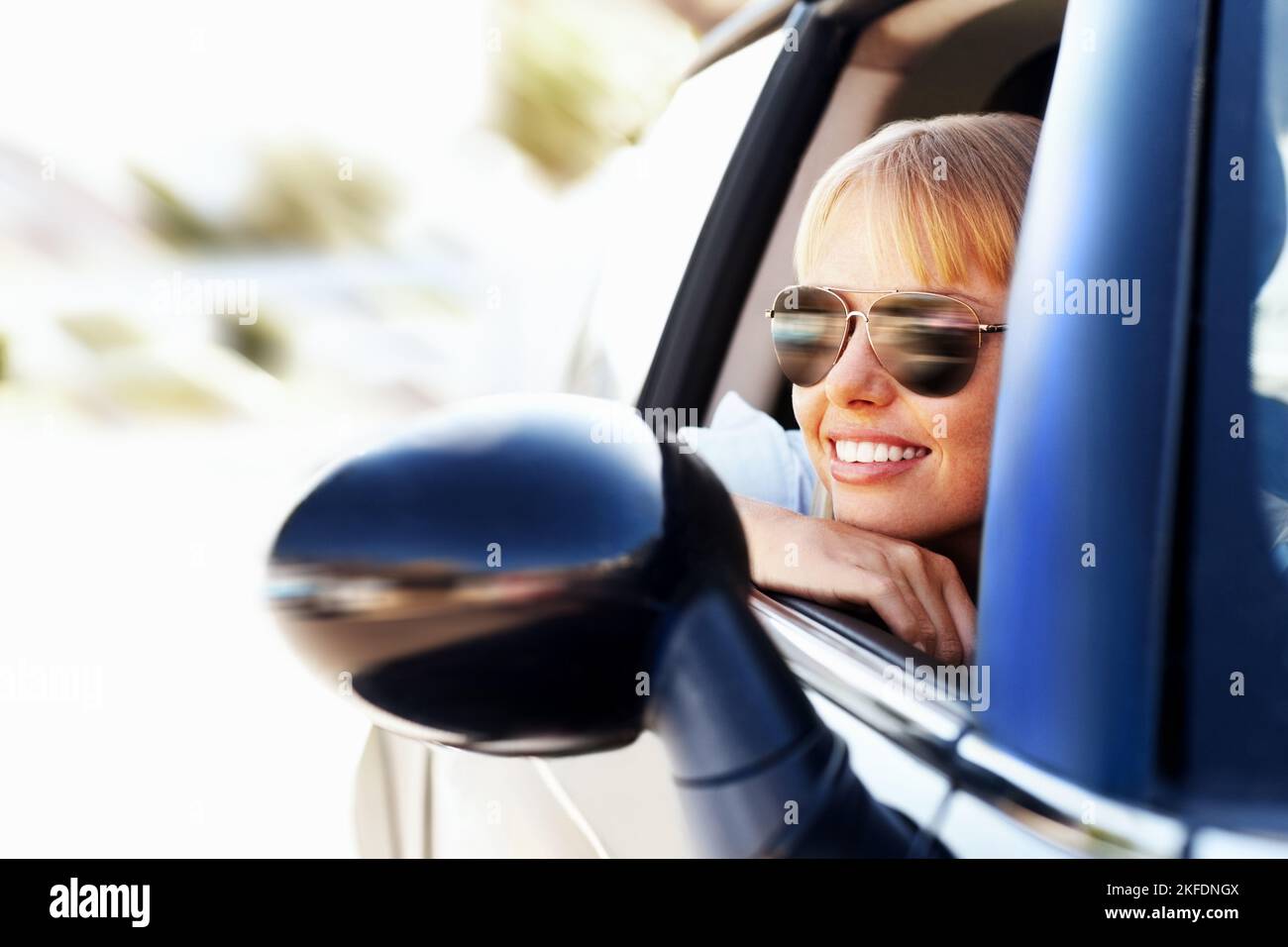 Woman wearing sun glass fotografías e imágenes de alta resolución - Alamy