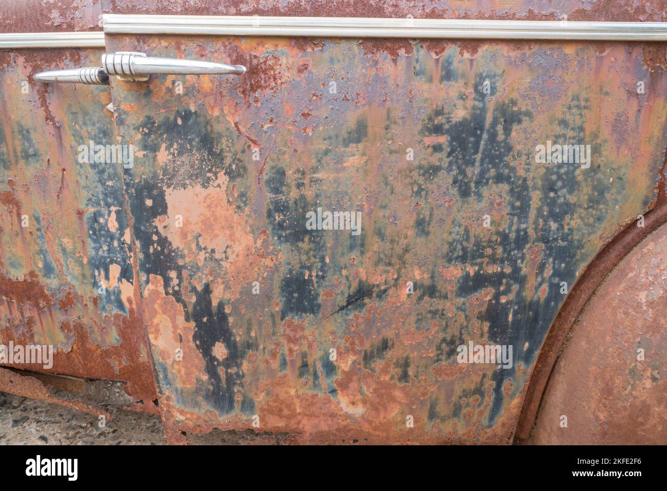 primer plano de pintura vieja y oxidada en puertas clásicas de coches de motor al aire libre se utilizan como fondo abstracto, fondo o papel tapiz Foto de stock