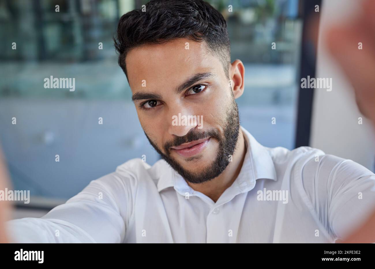 Hombre de negocios, selfie y redes sociales, foto y sonrisa en la oficina corporativa, feliz y post en Internet en el trabajo. Emprendedor, cara e imagen en línea con Foto de stock