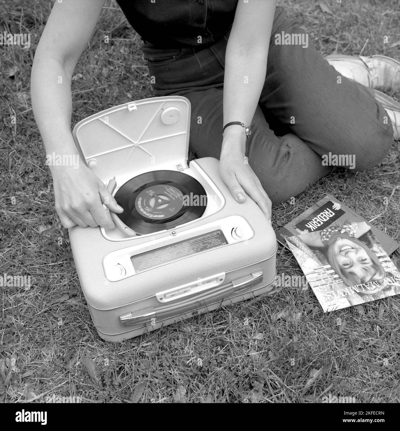 Cómo se veía una radio portátil y un reproductor de discos combinados en la década de 1960s. Un jugador de gramófono como se veía en este momento. Este modelo fue operado por batería y podía jugar discos de vinilo de 7 pulgadas y 45 rpm. También puede escuchar la radio en su función de radio, girando los mandos a la frecuencia y la emisora que desea escuchar. Una práctica tapa se ve abierta y cuando no se utiliza el gramófono se cierra. Suecia 1960 Conard ref 4264 Foto de stock