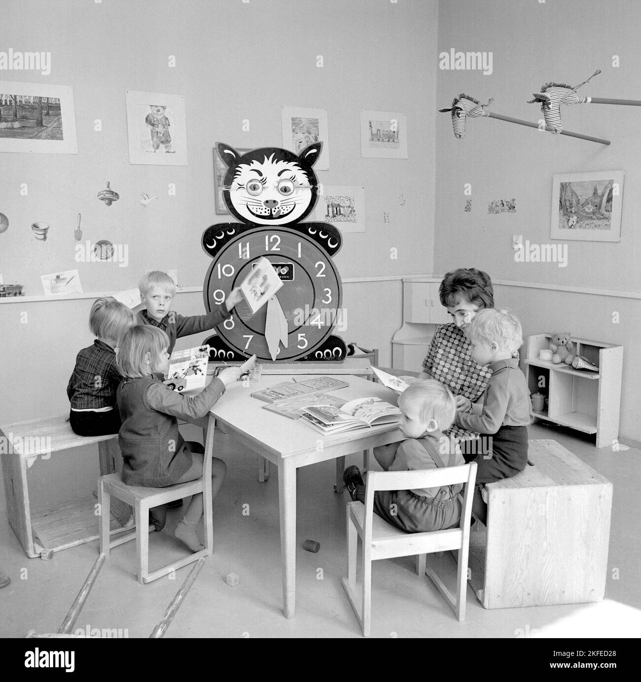 Primer Plano De Un Metro Del Niño Con Calcetines Blancos Fotos, retratos,  imágenes y fotografía de archivo libres de derecho. Image 14568662