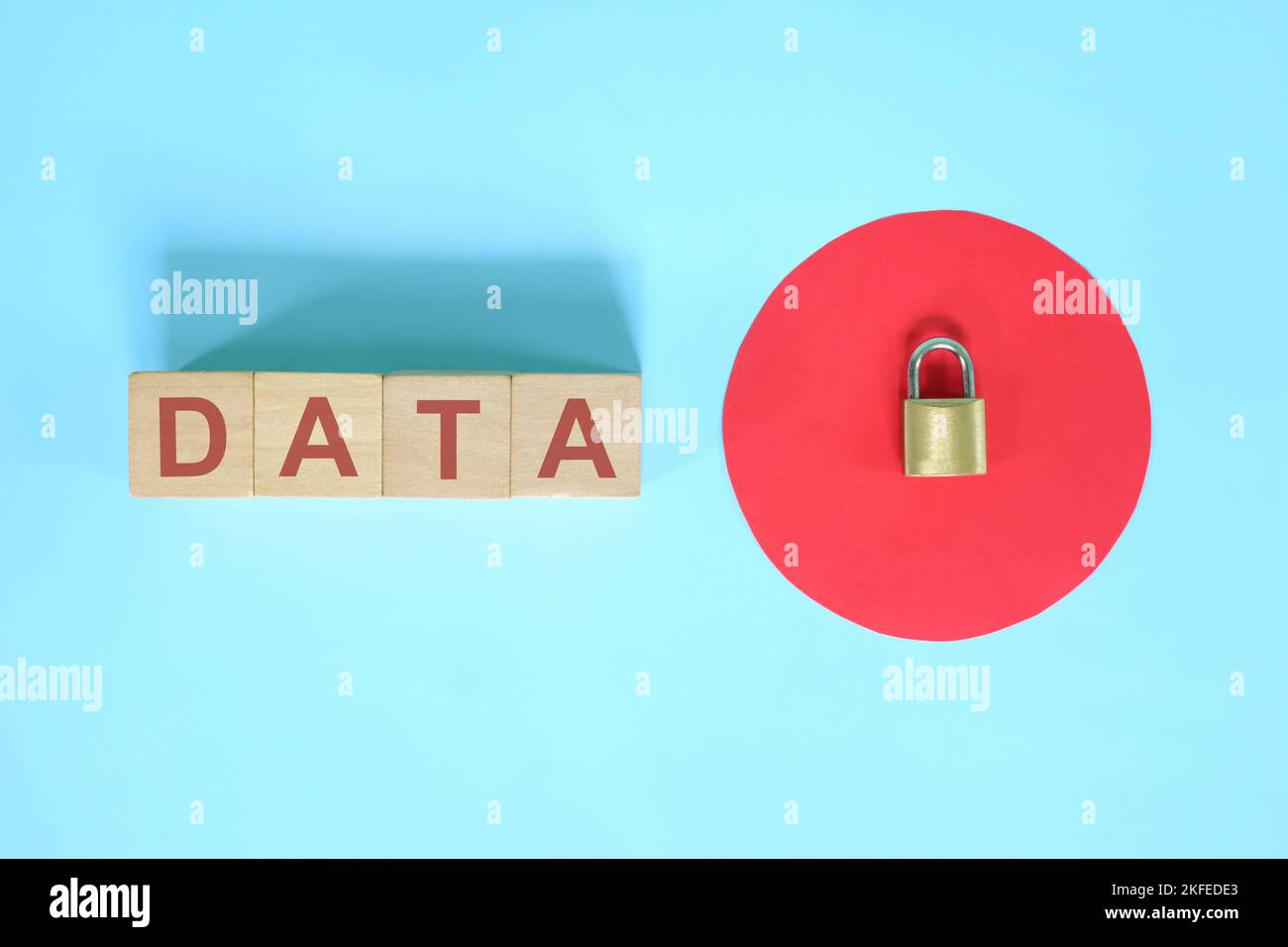 Concepto de seguridad de datos y protección de la privacidad. Texto de datos sobre bloques de madera con candado metálico. Foto de stock