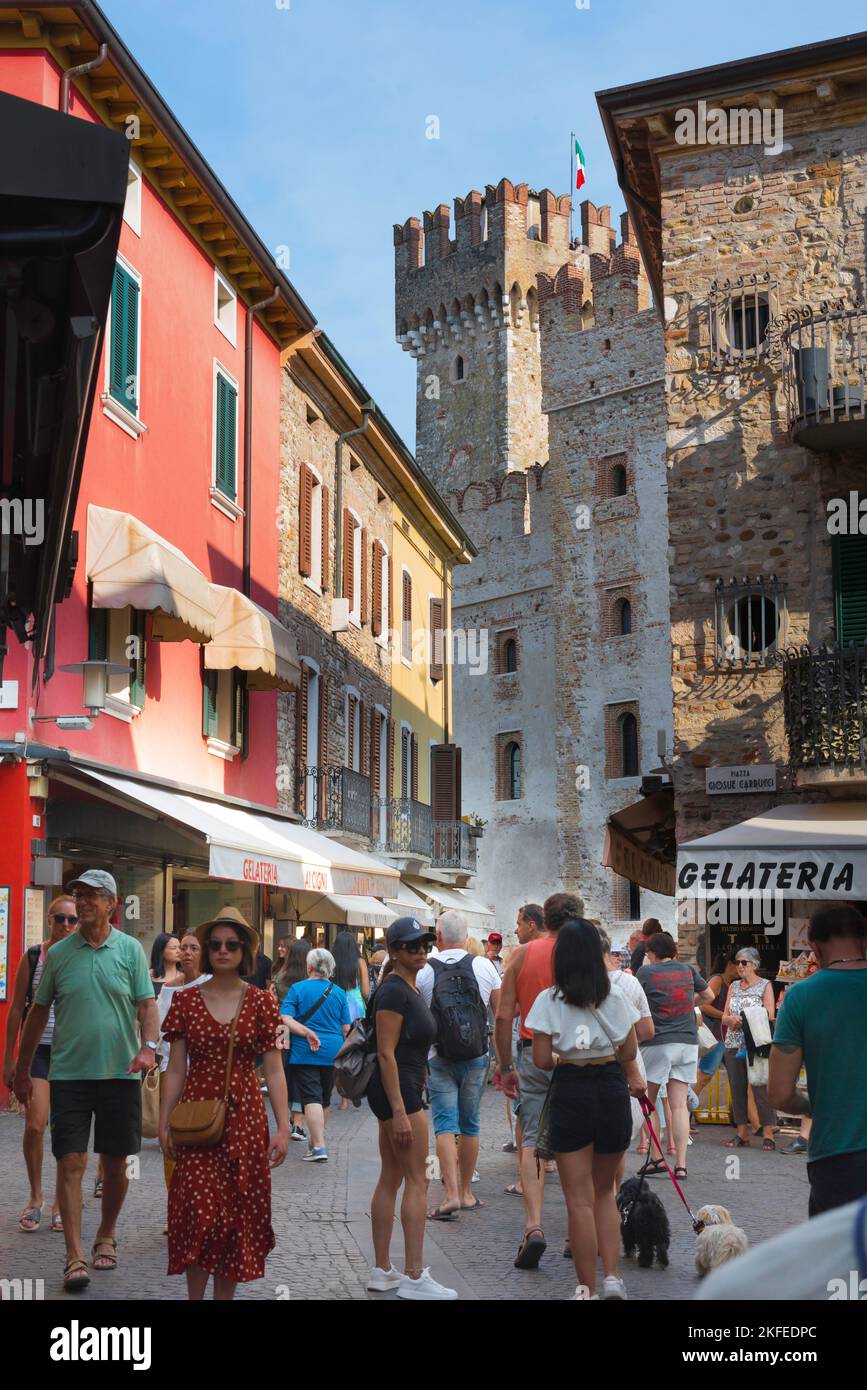 Sirmione, vista de la gente caminando en la zona histórica de la ciudad de Sirmione, Lago Garda, Lombardía, Italia Foto de stock