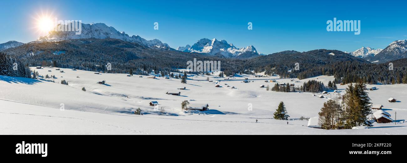 paisaje en invierno con la cordillera y el sol en el cielo azul Foto de stock