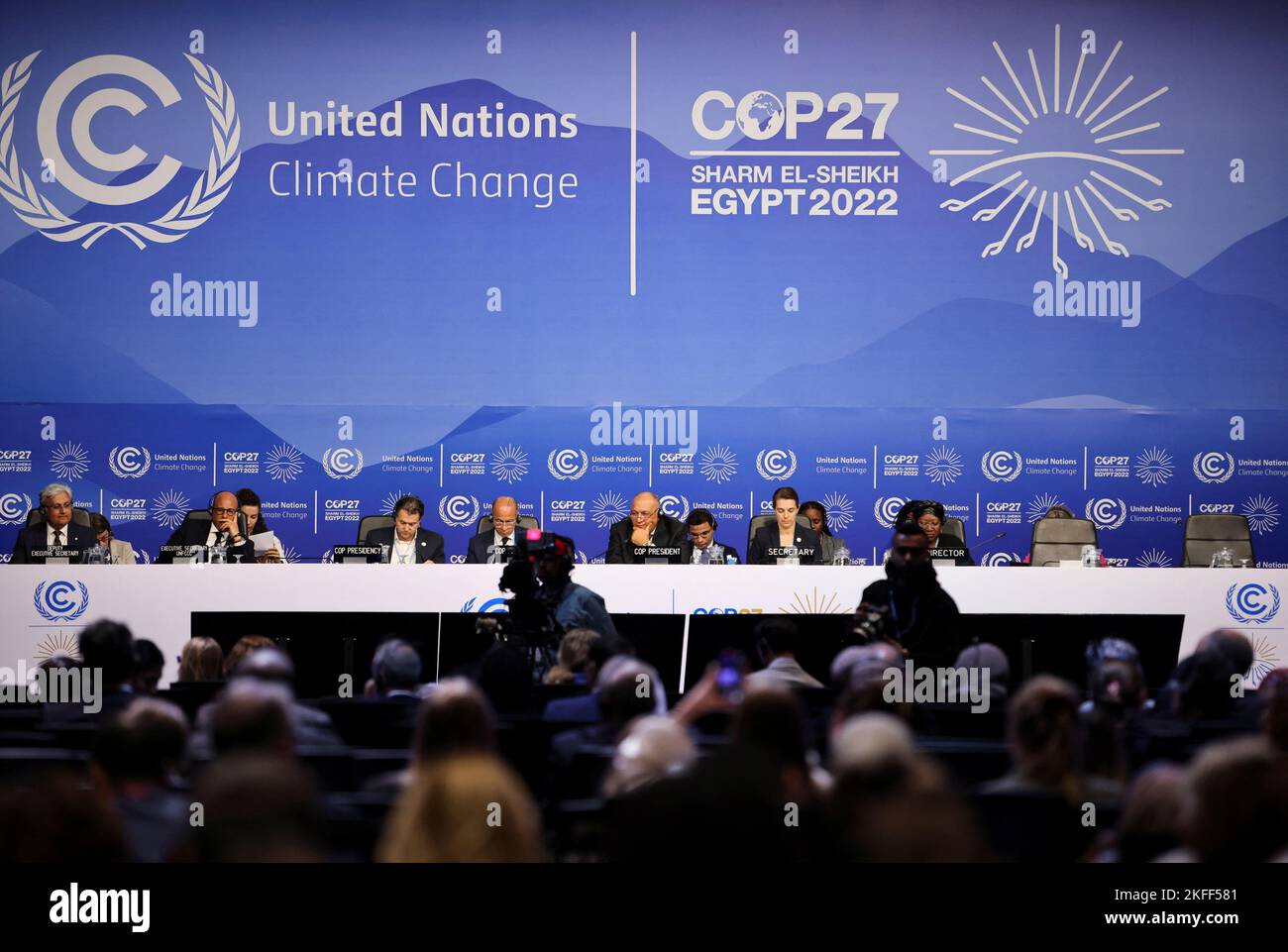Sameh Shoukry, ministro egipcio de Asuntos Exteriores y presidente del COP27 de Egipto, asiste a una sesión informal de balance durante la cumbre climática del COP27, en Sharm el-Sheikh, Egipto, el 18 de noviembre de 2022. REUTERS/Mohamed Abd El Ghany Foto de stock