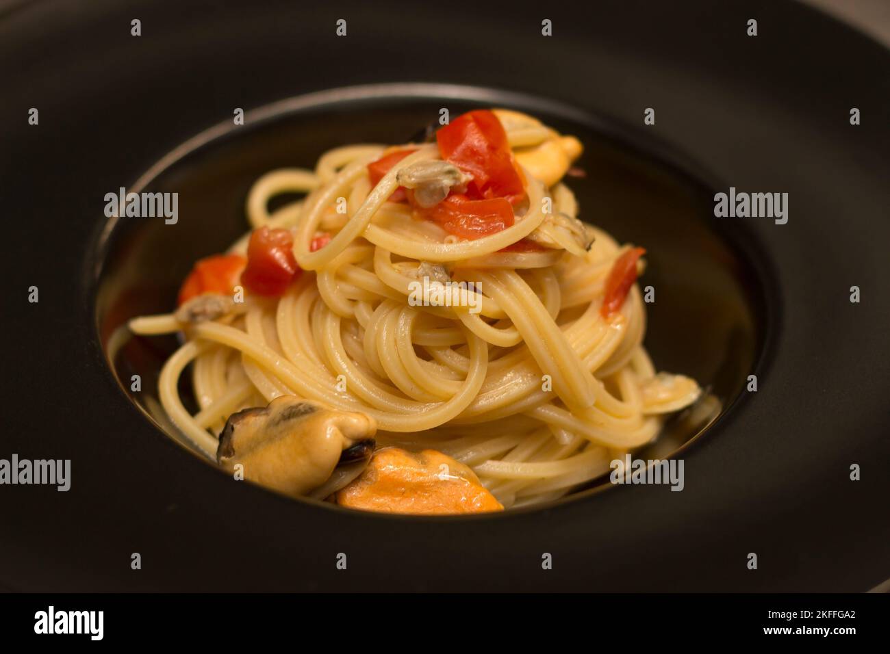 Cerca de los espaguetis de mariscos italianos, nadie es visible. Foto de stock