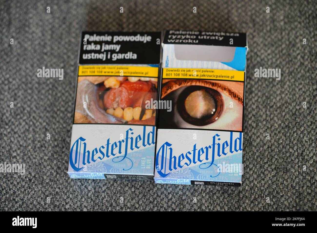 Un primer plano de las cajas de cigarrillos vacías y llenas de la marca Chesterfield Linea Blue Foto de stock