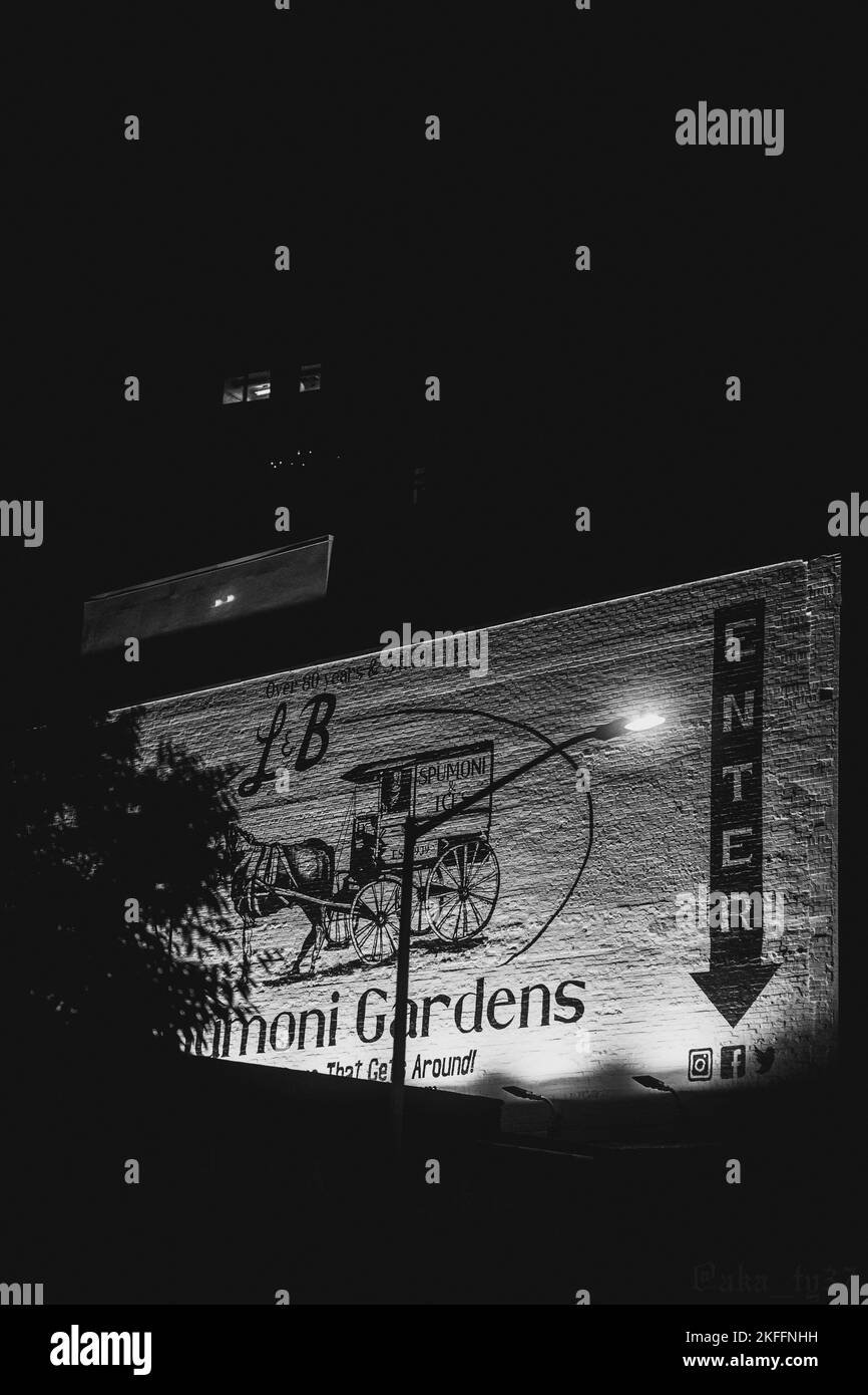 Toma vertical de una pared de L&B Spumoni Gardens por la noche en la ciudad de Nueva York Foto de stock