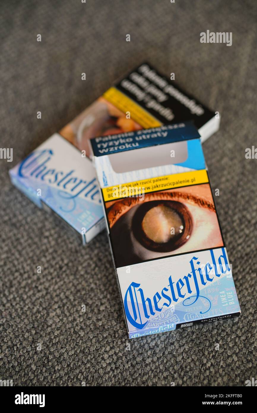 Un primer plano vertical de cajas de cigarrillos Chesterfield azules con imágenes aterradoras Foto de stock
