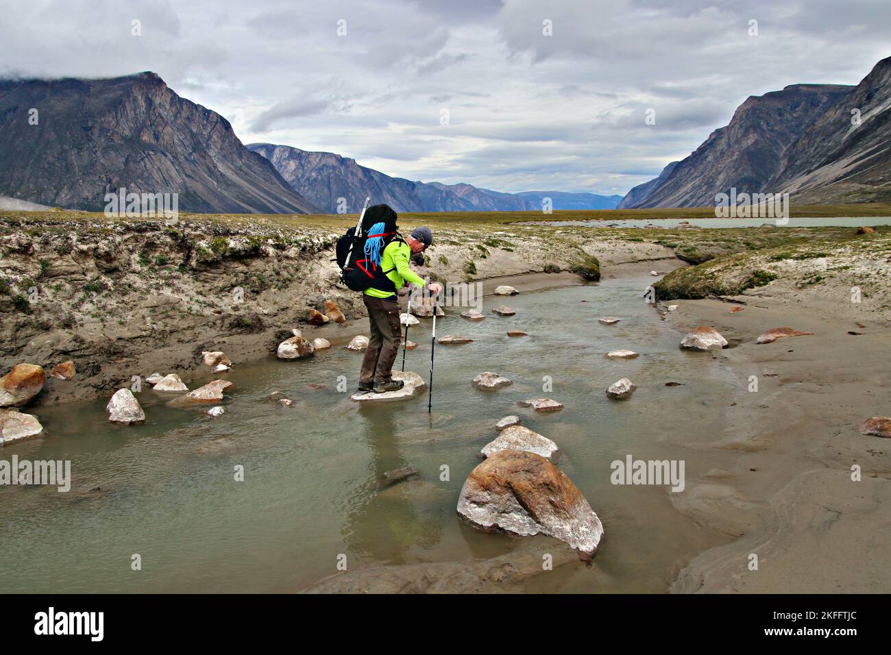 Trekking por la tundra ártica a lo largo del río Owl en el paso de paso Akshayuk en el Parque Nacional Auyuittuq, Isla Baffin, Ártico canadiense Foto de stock