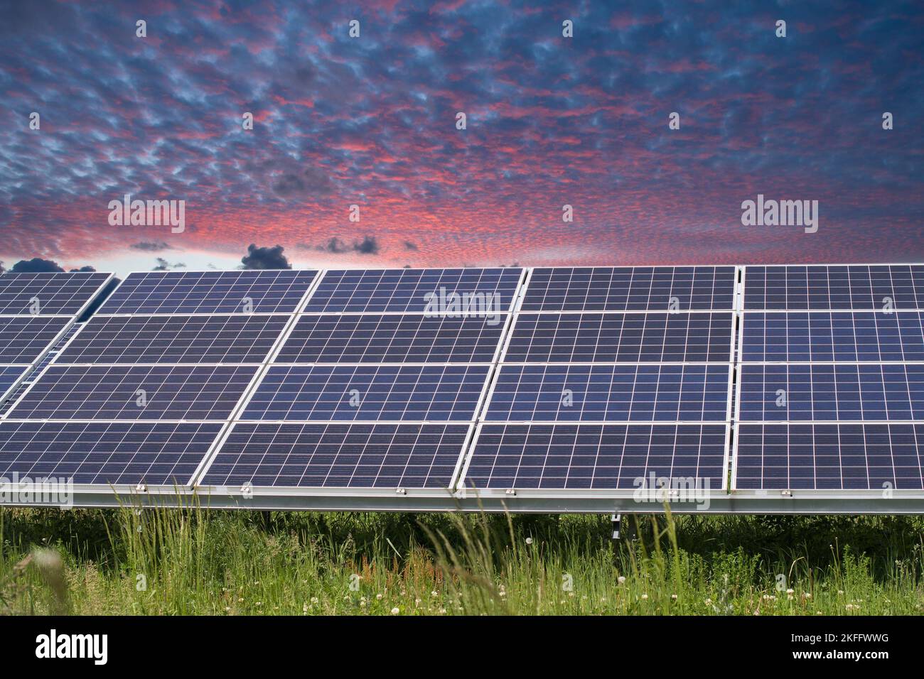 Paneles solares y puesta de sol. Los paneles solares del sistema de generadores de energía del sol. Tecnología limpia para un futuro mejor Foto de stock