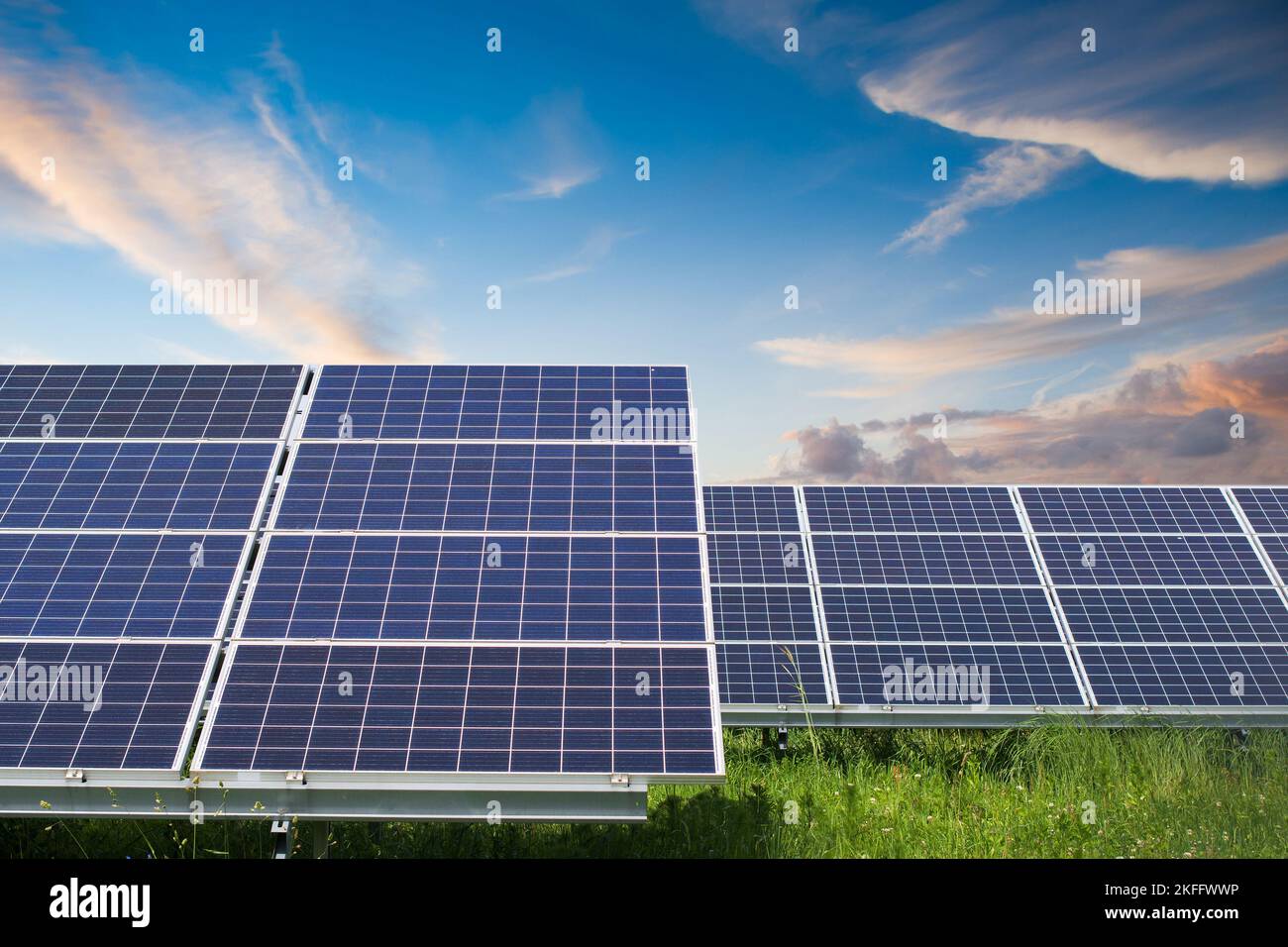 Paneles solares y puesta de sol. Los paneles solares del sistema de generadores de energía del sol. Tecnología limpia para un futuro mejor Foto de stock